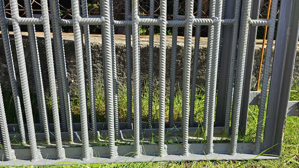 Ogrodzenie stalowe: długość 19 m: 7 przęseł + brama skrzydłowa +bramka