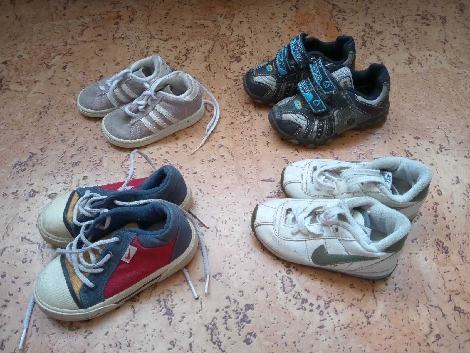 Дитячі черевички класичні та спортивні