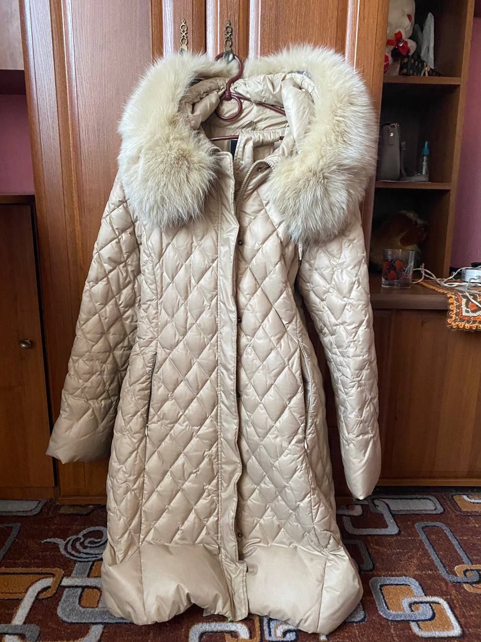 Продам зимове пальто(бежевого кольору) в хорошому стані. Підійде на ро