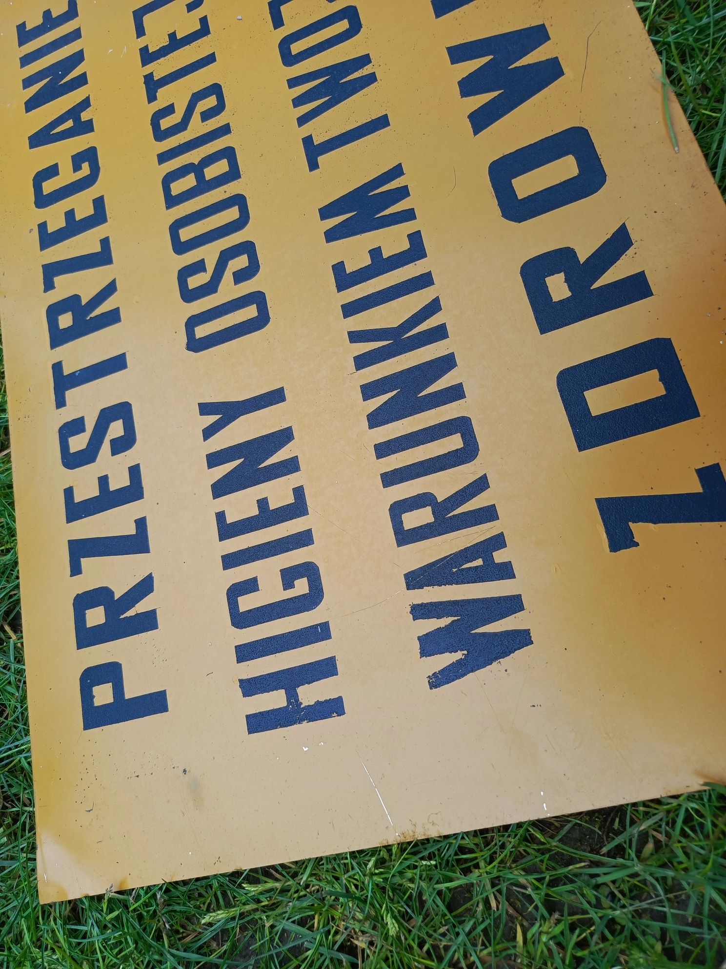 Stara metalowa tablica z PRL-u