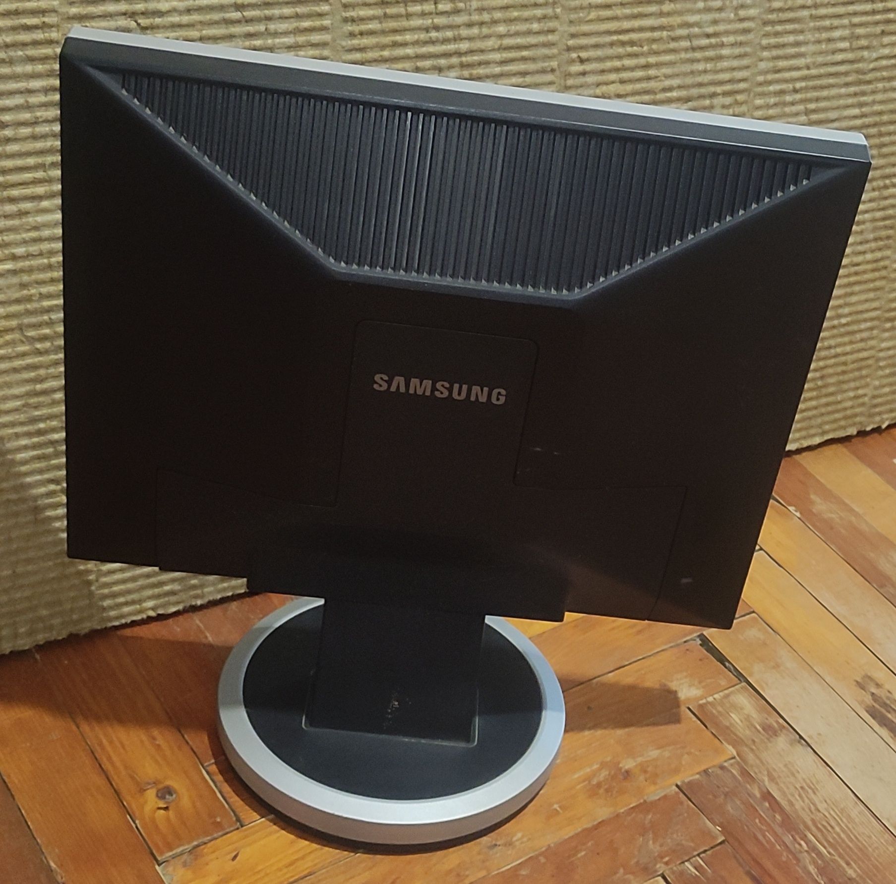 Монітор 19″ Samsung 940N Сріблястий