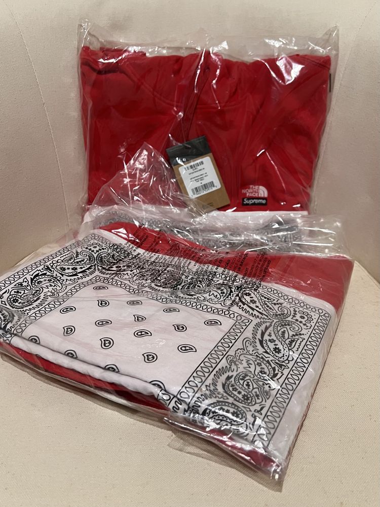 Supreme The x North Face Bandana Hooded Sweatshirt Red