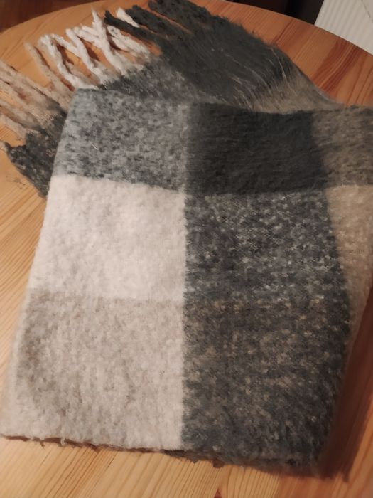 Ciepły szal w krate