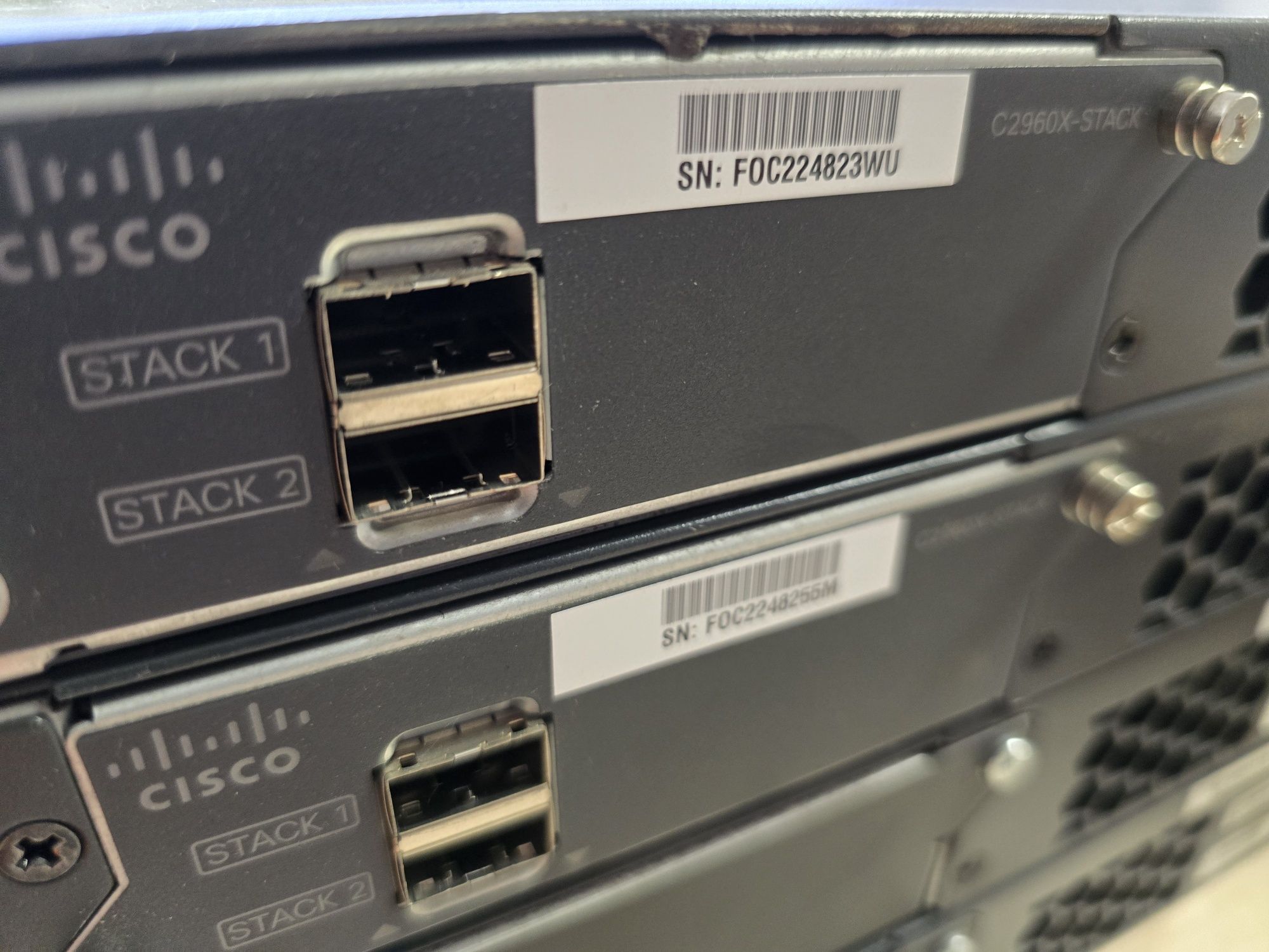 Cisco Catalyst WS-C2960X-24PS-L com módulo e cabos de stack