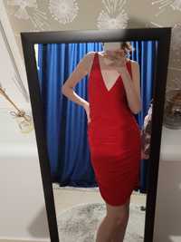 Червона приталена сукня