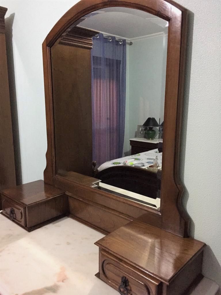 Vendo Mobília de Quarto Completa em castanho com tampos em mármore