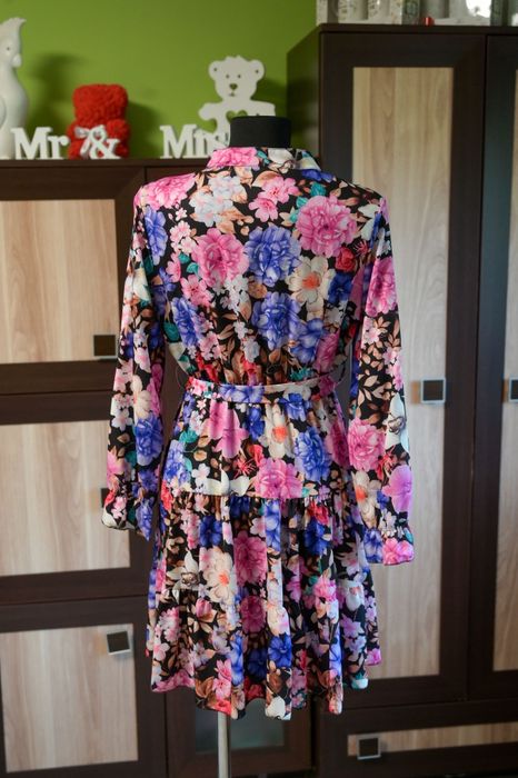 Kolorowa sukienka w kwiaty z paskiem – rozkloszowana, rozmiar M