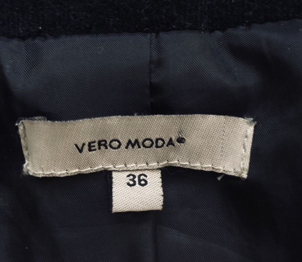 Czarny sztruksowy żakiet Vero Moda 36