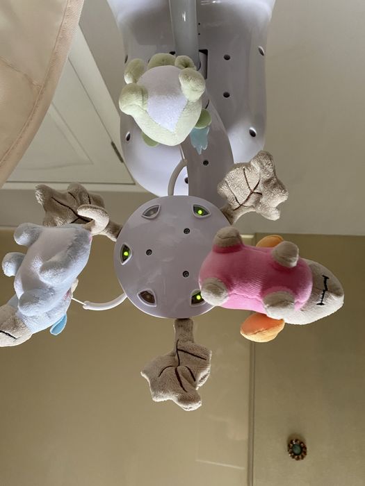 Шезлонг, электрокачели, укачивающий центр, заколисуючий центр.