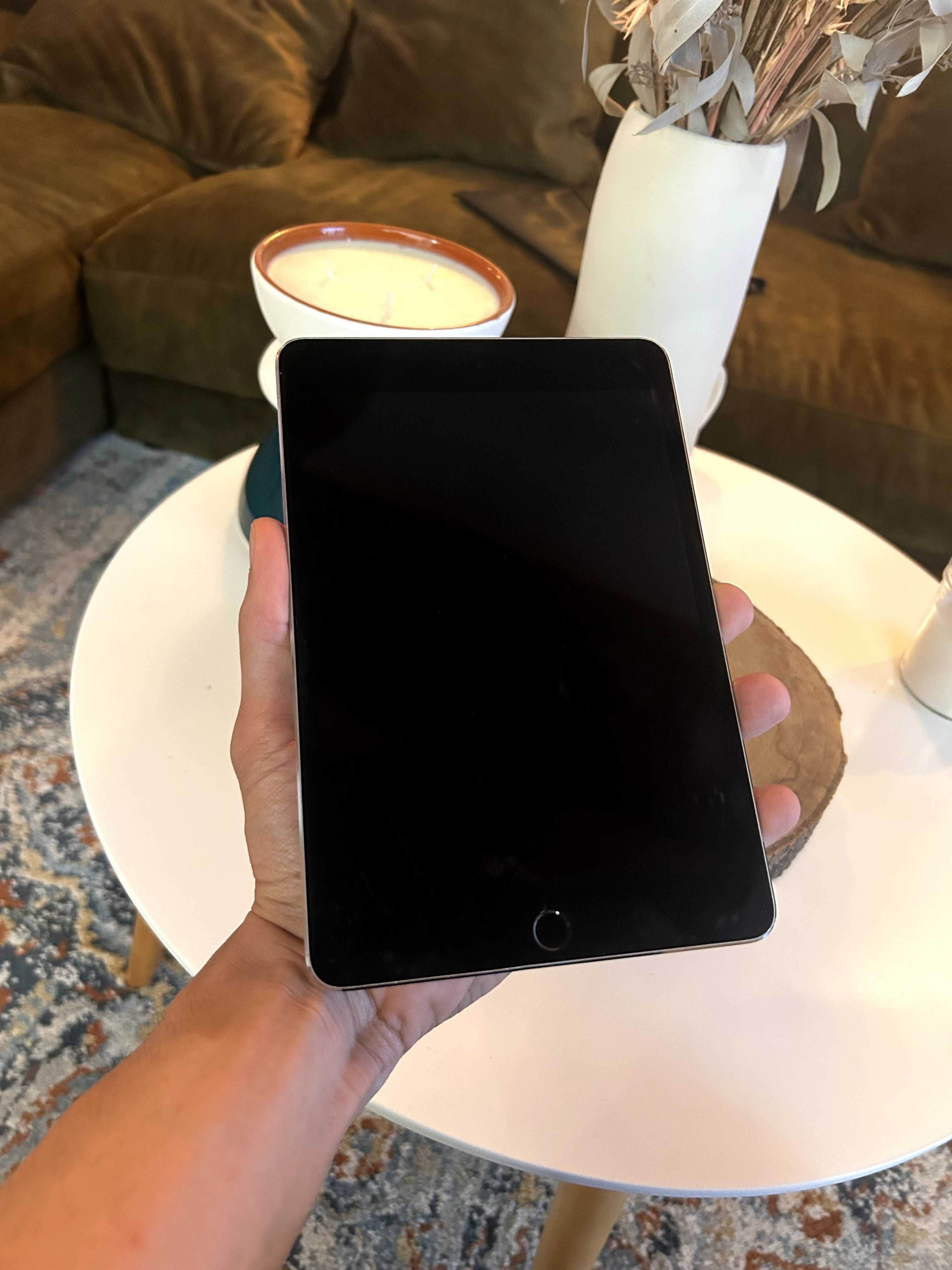 Apple iPad Mini 4 com a Capa – 128GB - 7,9"