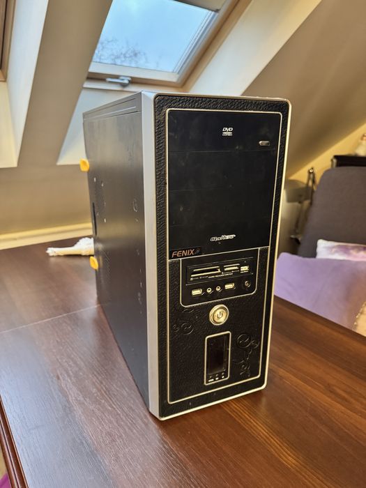 Obudowa komputera z płytą główną, procesorem i RAM