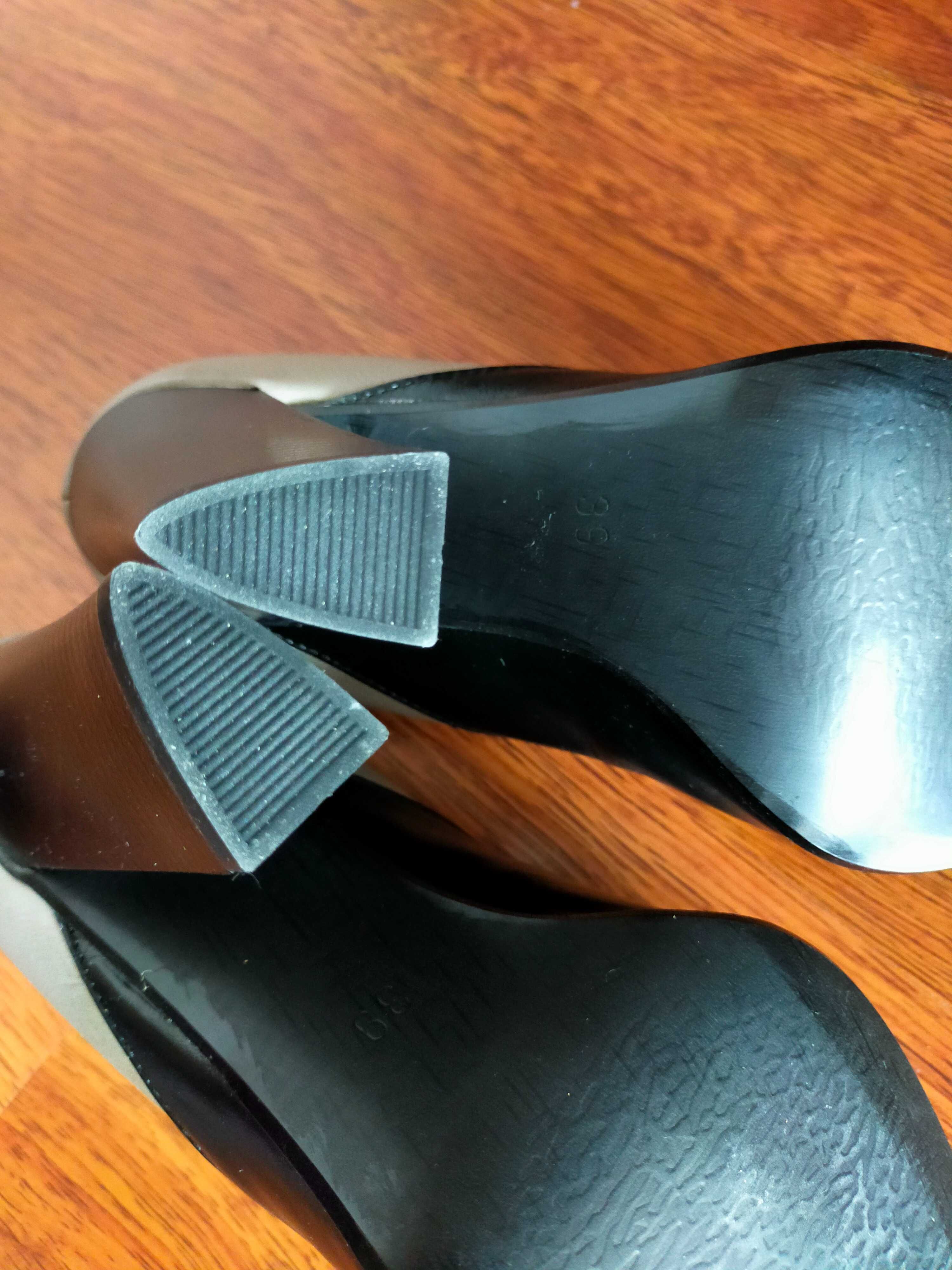 Класичні шкіряні туфлі оригінального дизайну 39 р