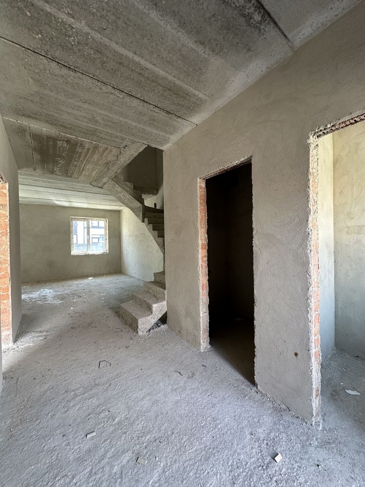ЗАКРИТИЙ передній ДВІР. Продаж таунхауса 140м2 з гаражем та 2 сот