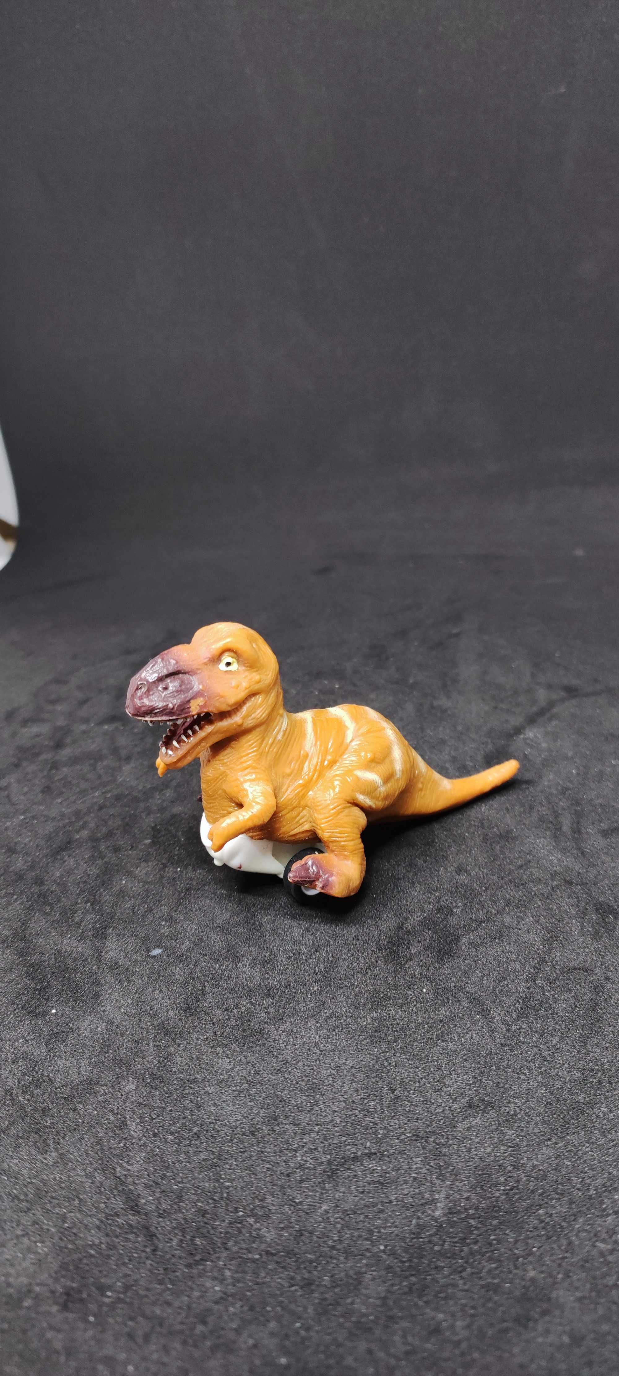 Фигурка динозавр с инерционным механизмом.