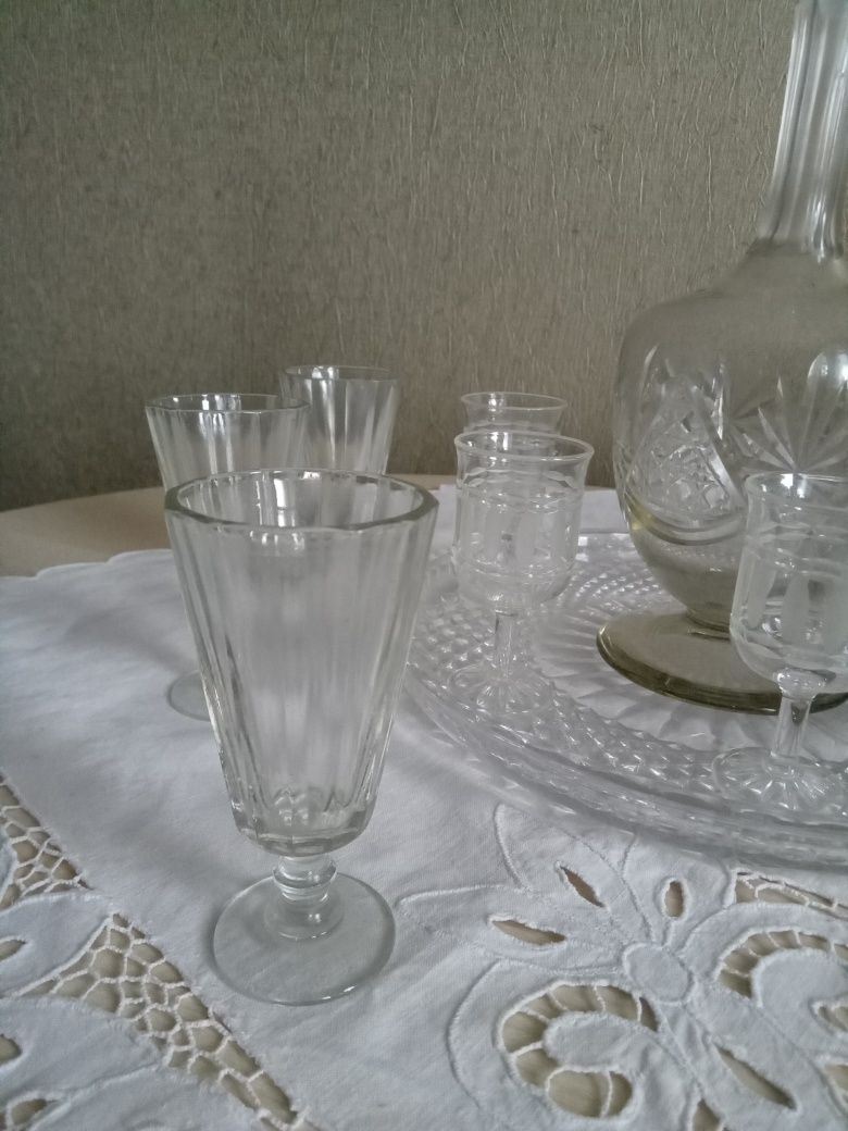 Старинные рюмки, графин.