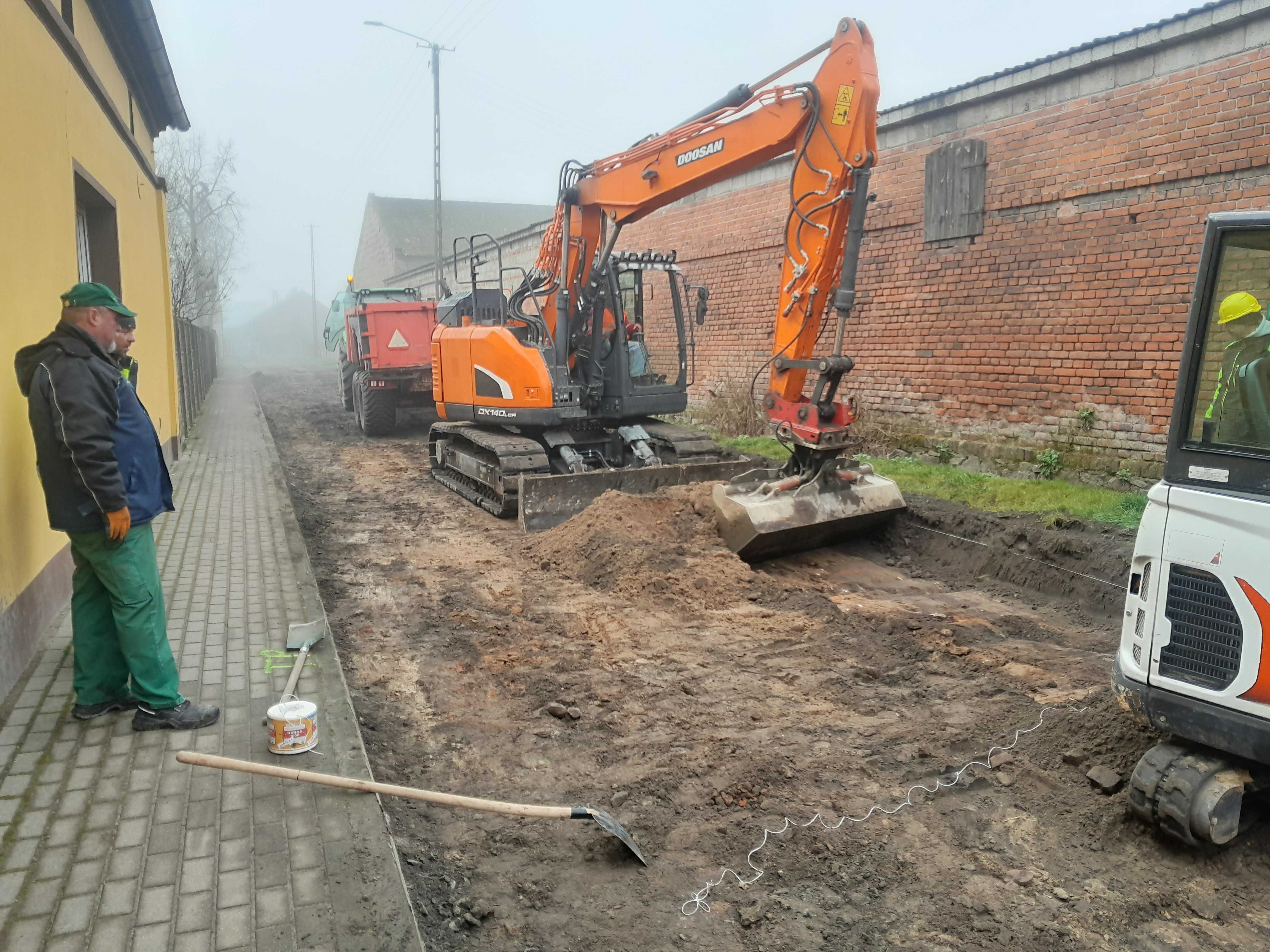 wynajem koparka obrotowa 18ton. usługi
