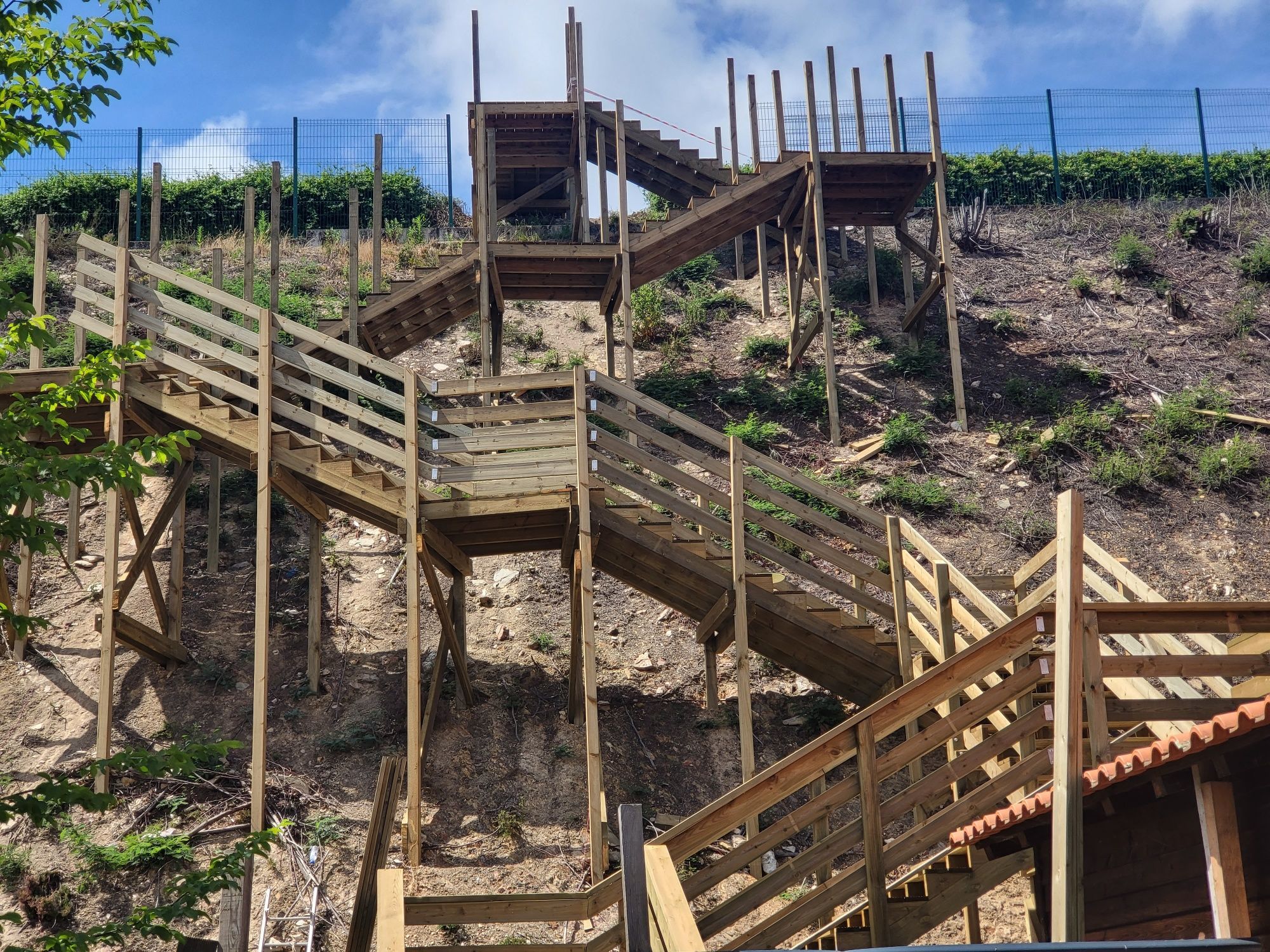 Decks , pergulas , revestimento de piscinas em madeira , vedações.