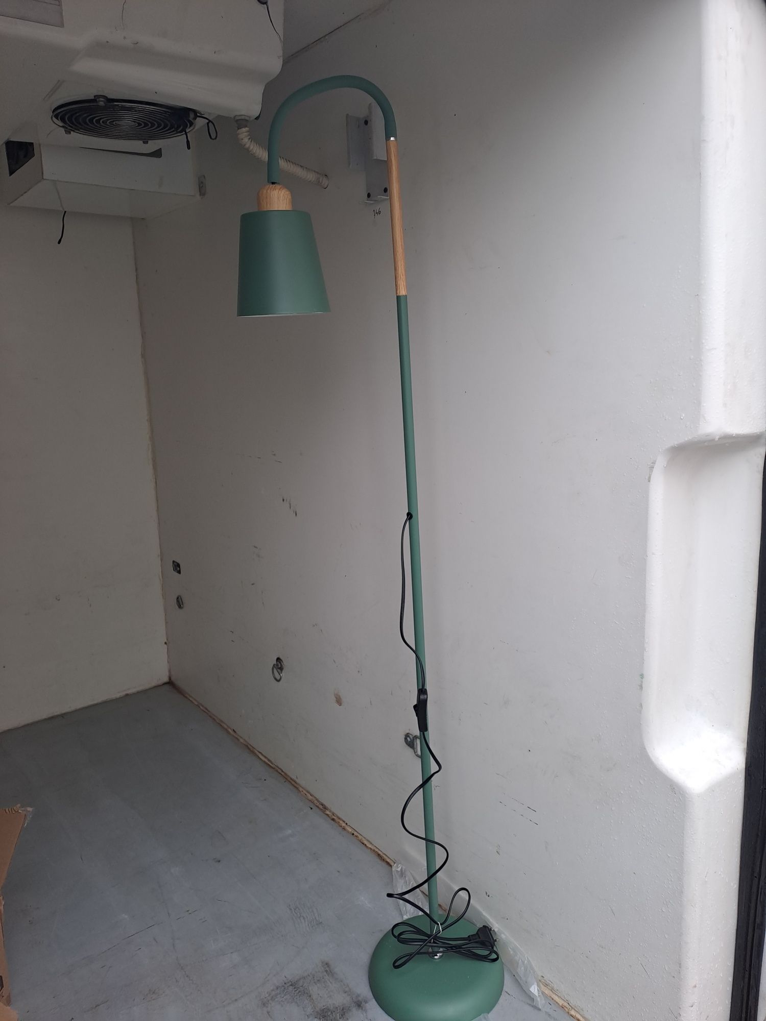 Lampa stojąca do salonu