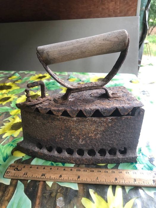 Продам старинный утюг