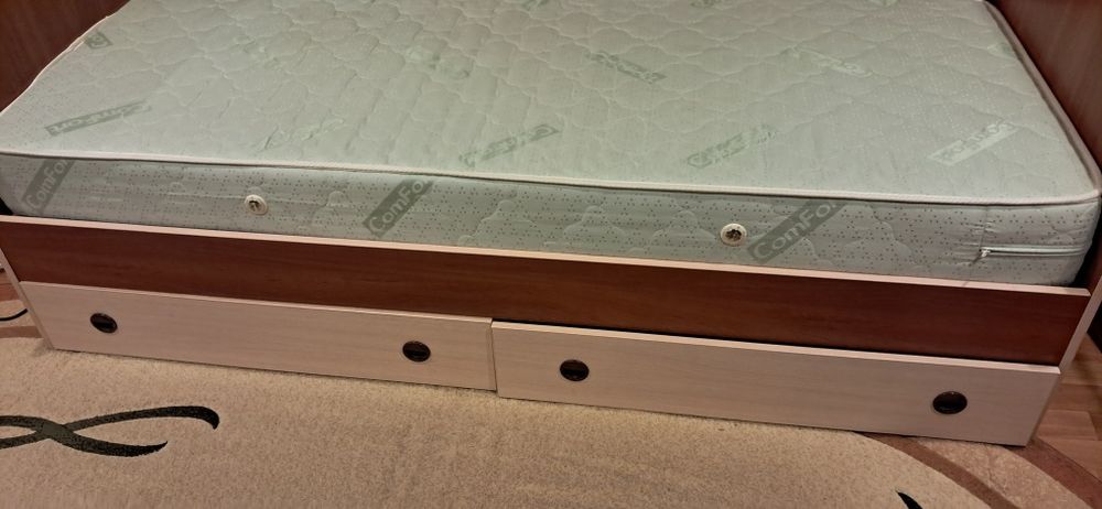 Кровать з матрацом