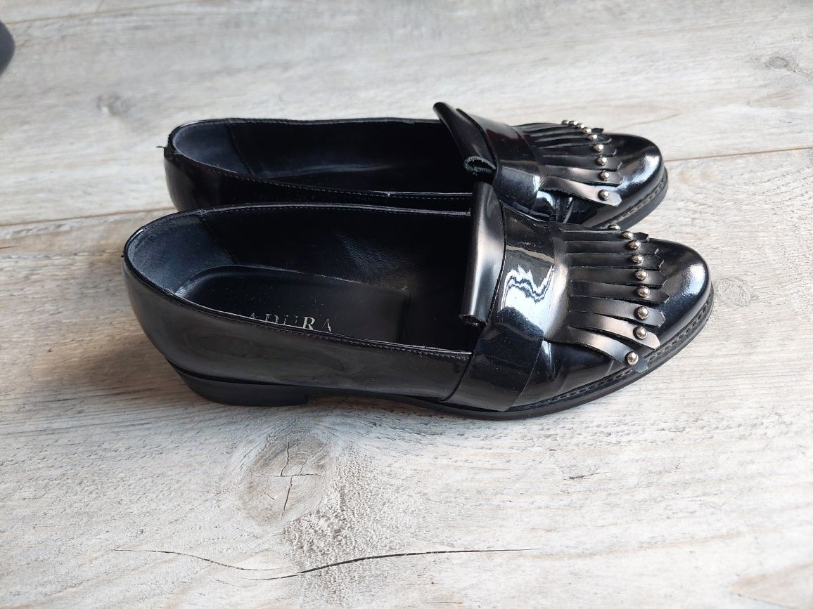 Buty damskie mokasyny z frędzlami czarne ze skóry lakierowane Badura