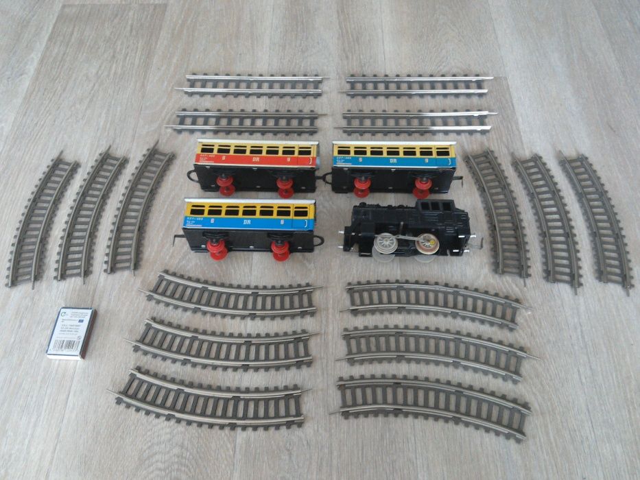 stara zabawka PRL lokomotywa na kluczyk wagoniki kolejka GDR DDR Piko