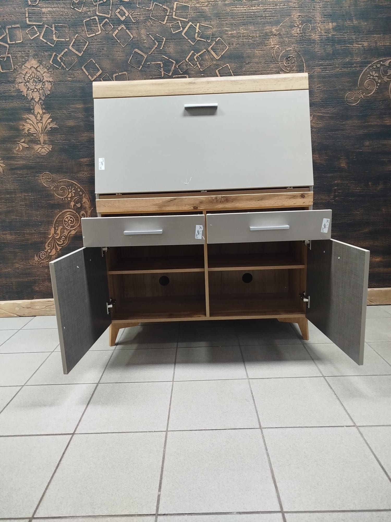 Sekretarzyk Latille – stylowy mebel