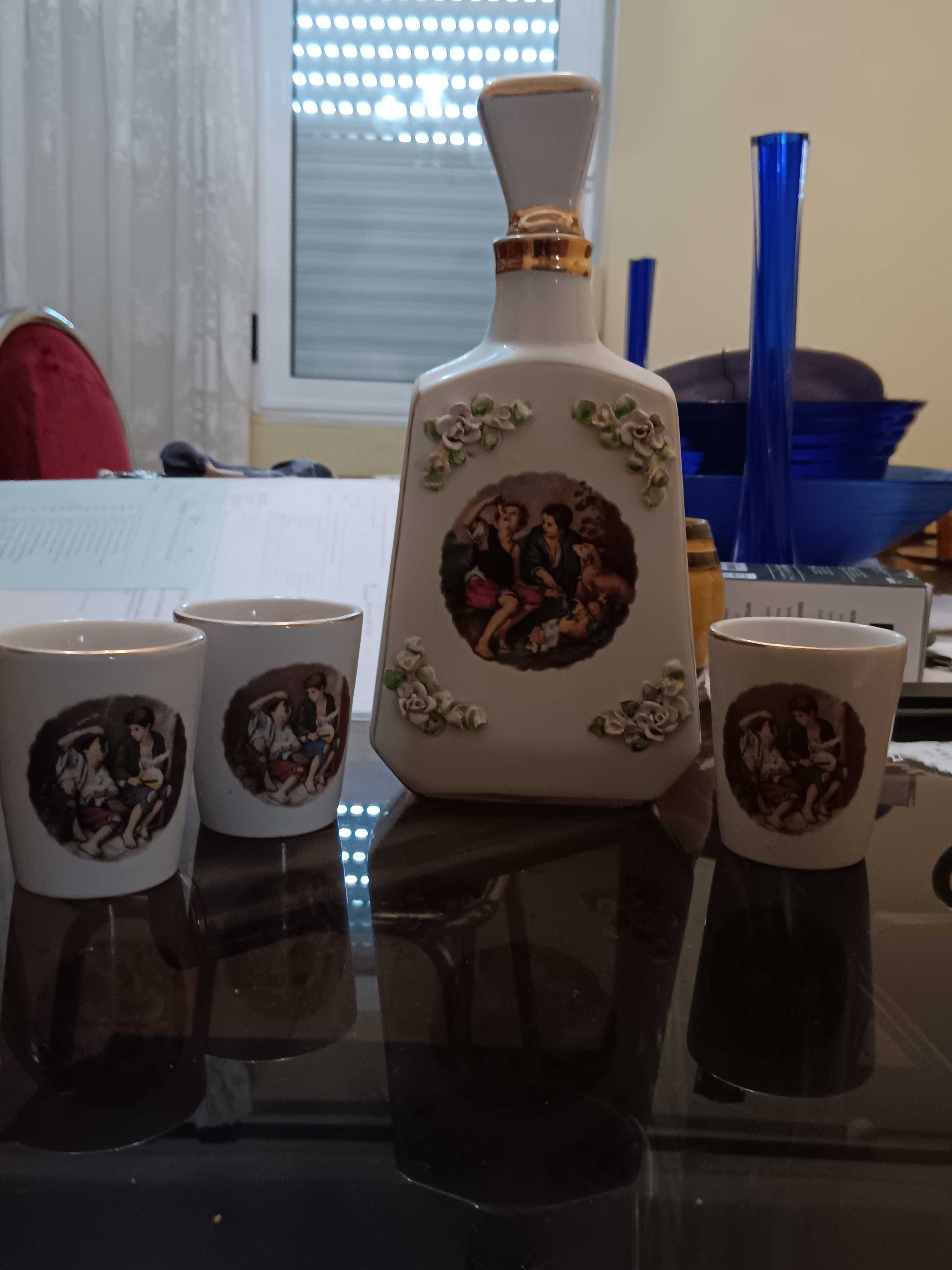 Antiga garrafa de licor em loiça