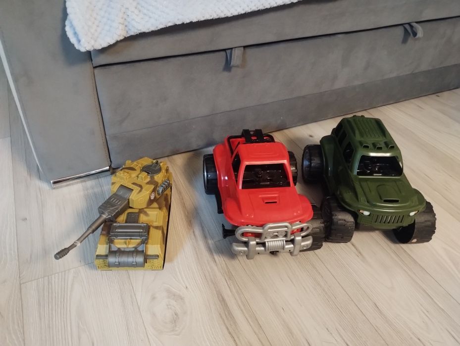 Віддам великі дитячі іграшкові машинки