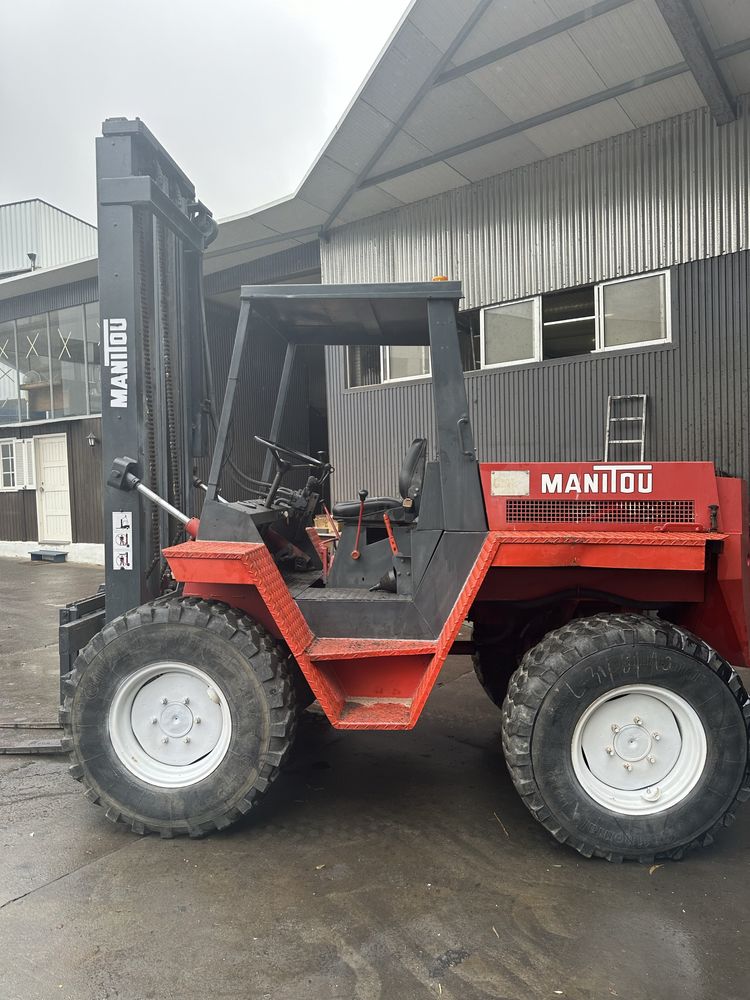 Manitou de 3000 kgrs 4x4 com garfos etriplex eleva a 8 metros