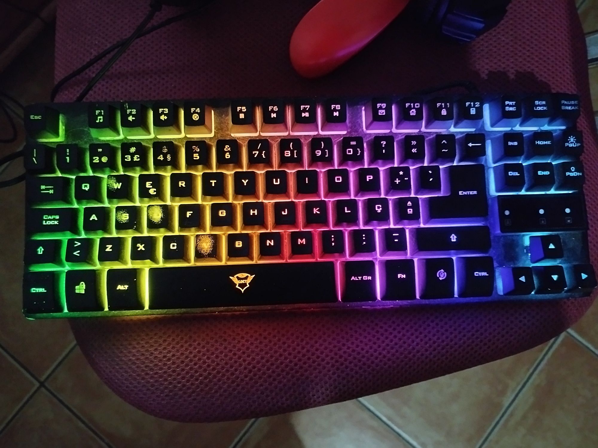 Conjunto (teclado gaming, fone gaming, e dois jogos incluídos)