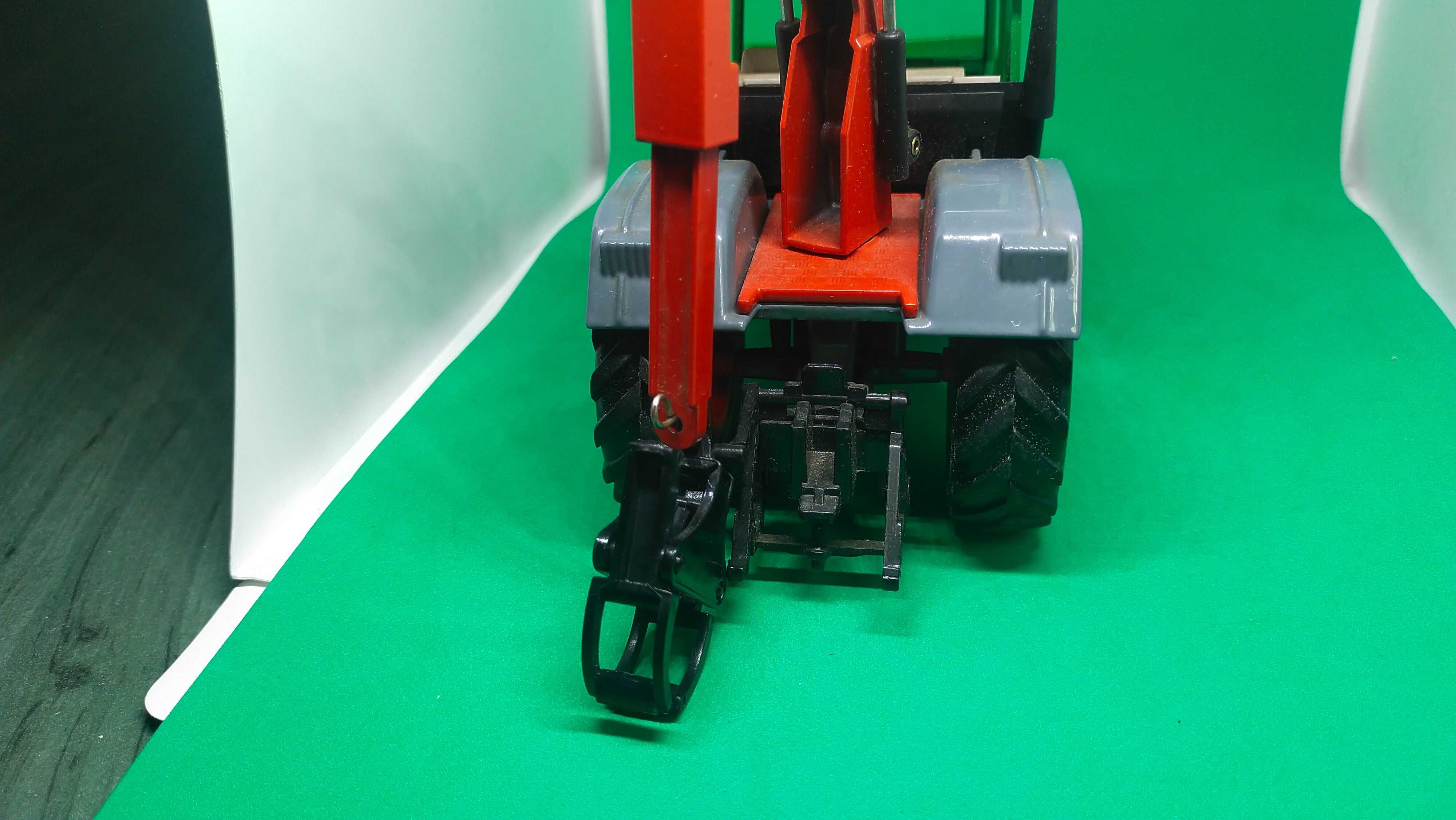 Siku Ciągnik Fendt Xylon do drzewa 1 32