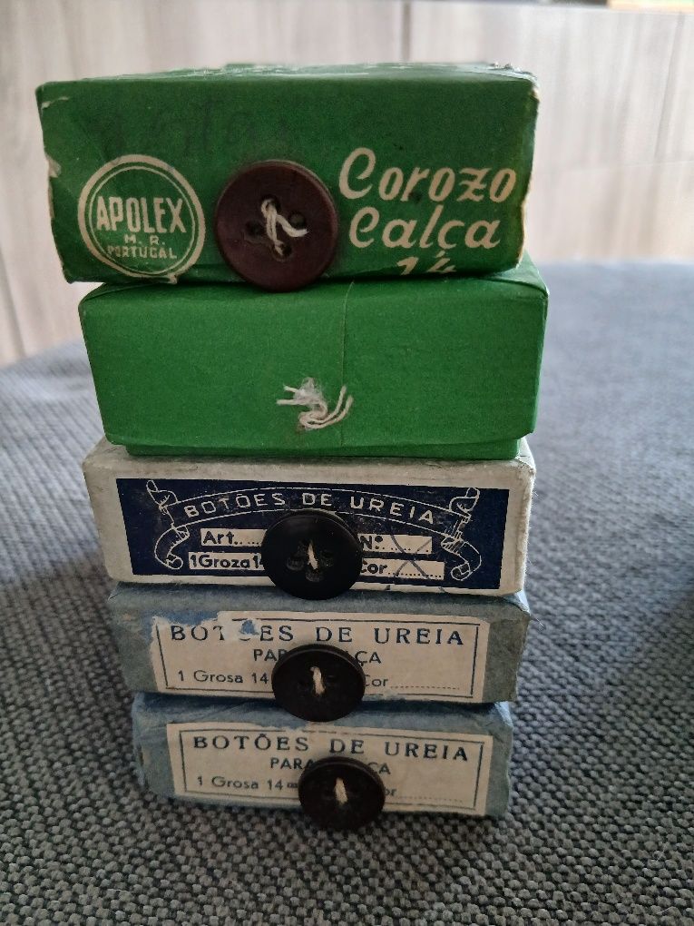 Caixas com botões antigos