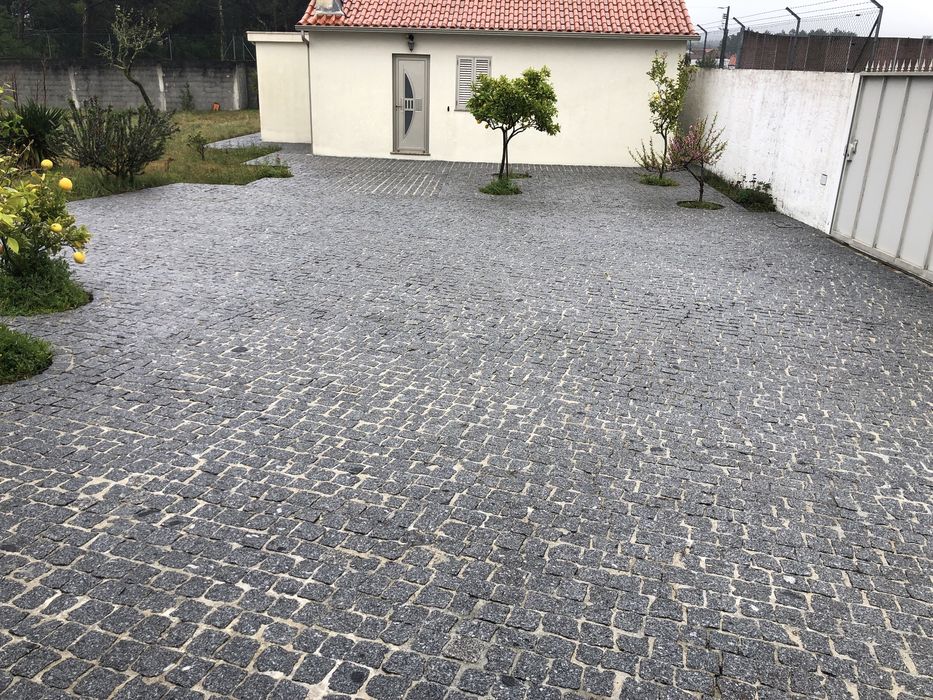 Quinta com duas casas com árvores de fruto