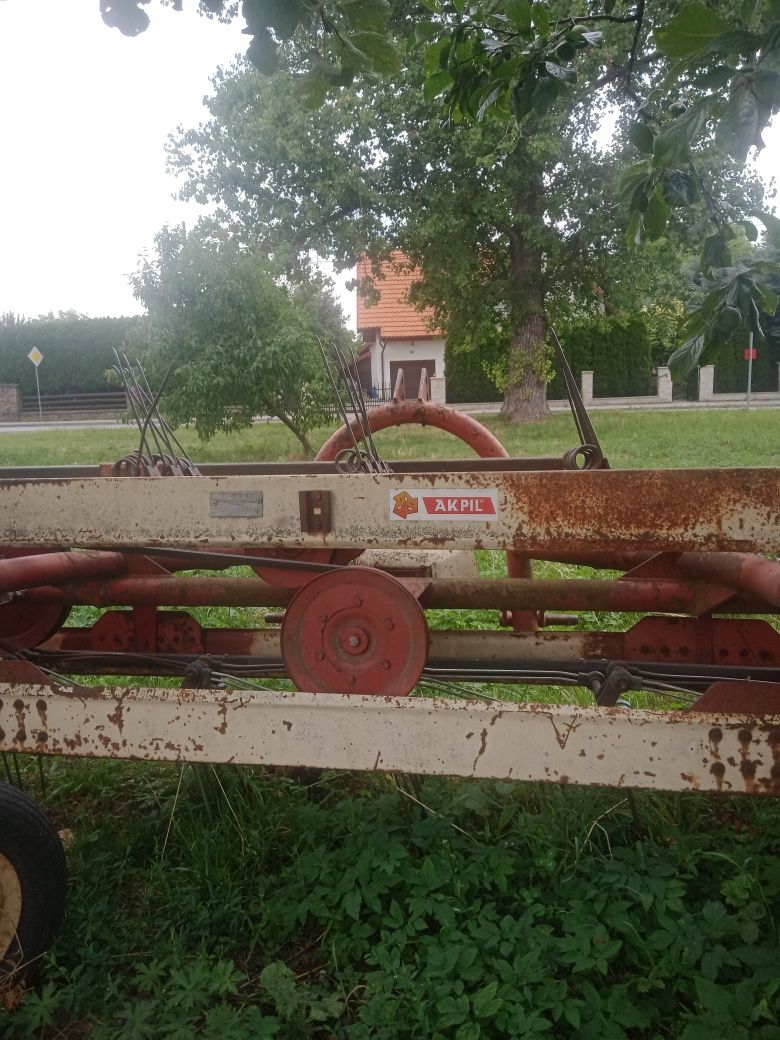 Zgrabiarka taśmowa Akpil