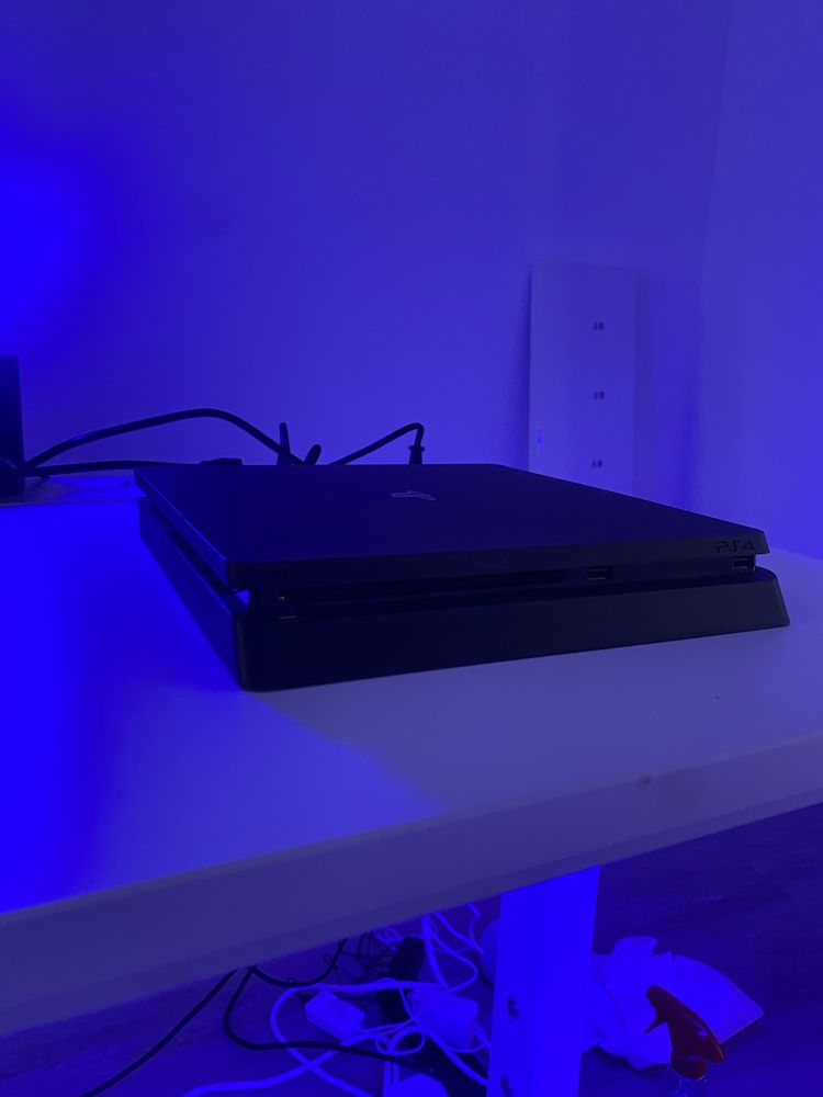 PS4 Slim 1TB + 6 jogos (Sem comando)