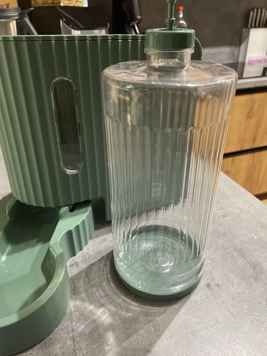 Automat do karmienia TIAKI plastik 1300 ml