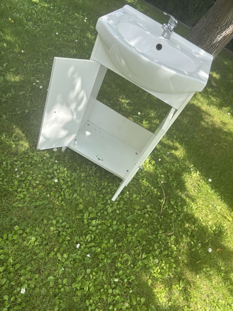 Szafka łazienkowa  z umymywalka i baterią