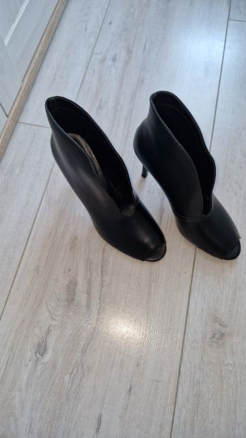 Buty na obcasie z wcięciem