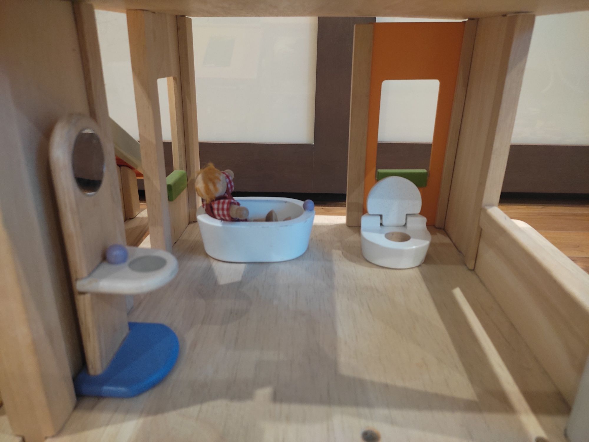 Domek Drewniany Plan Toys + 4 laleczki + plac zabaw + akcesoria domowe