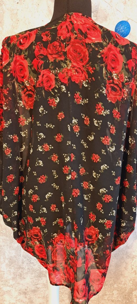 Plus size elegancka narzutka w róże rozmiar uniwersalny