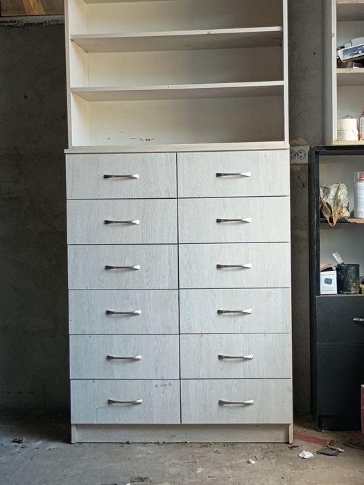 Продам комод з шухлядами і стелажем