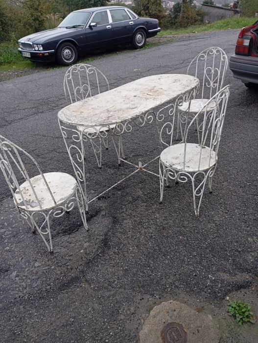 Vendo mesa cadeiras em ferro muita bonita bom estado