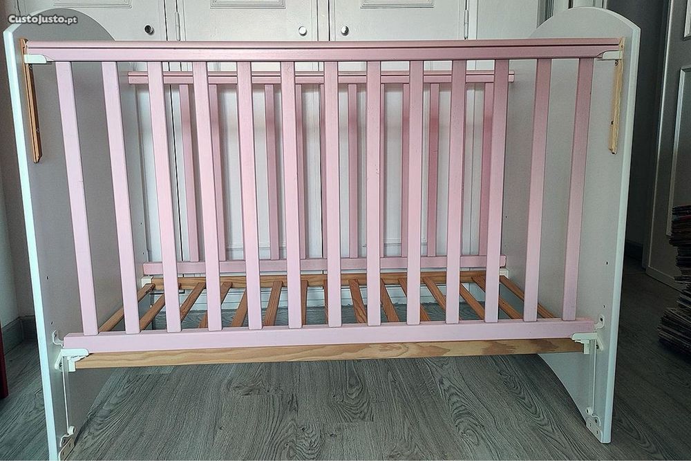 Berço de bebé para menina
