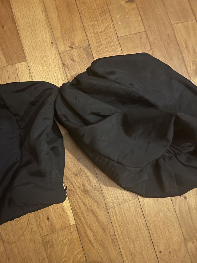 Top Cropped preto com mangas balão,como novo,Berska,tamanho S,5€