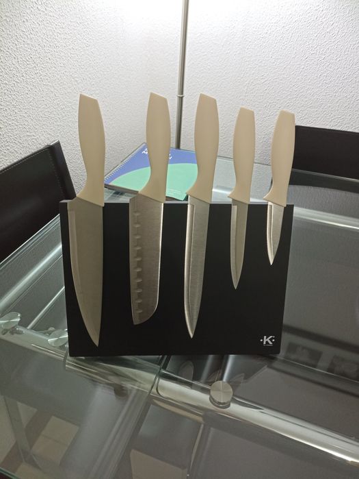 Soporte magnético para facas e outros