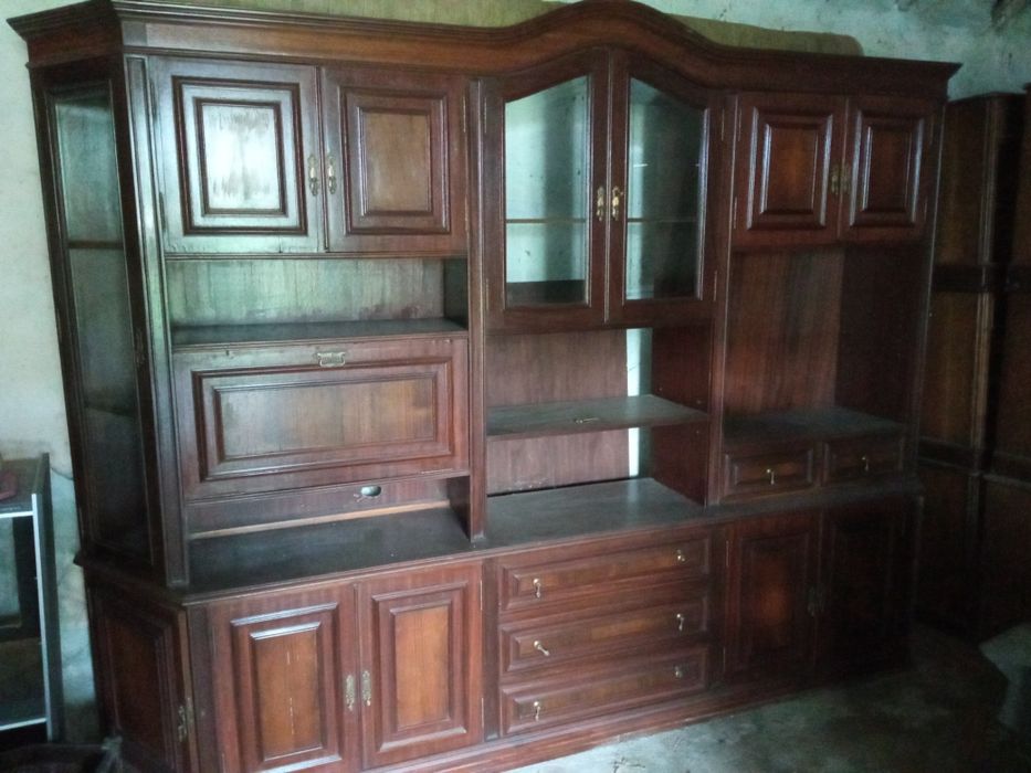 Móvel em mogno com portas de vidro e almofadas