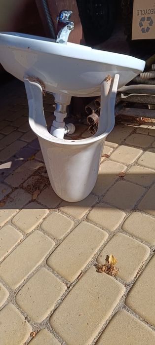 Sprzedam używany zlew z porządnym markowym kranem