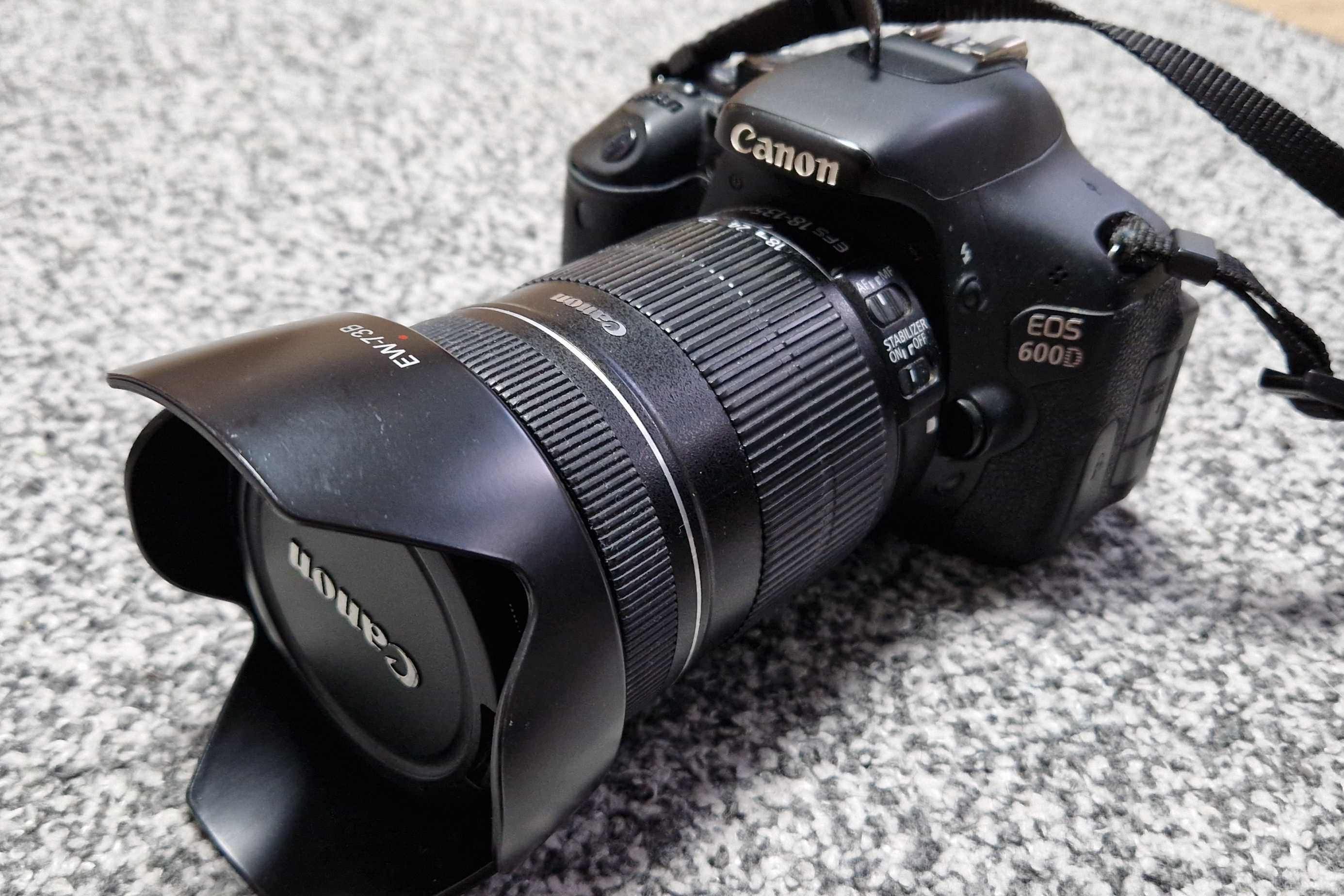 Canon EOS 600D + obiektyw 18-135 + dwie torby + grip + dodatki