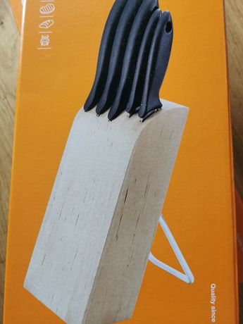 FISKARS Essential zestaw 5 noży w bloku drewnianym na prezent?